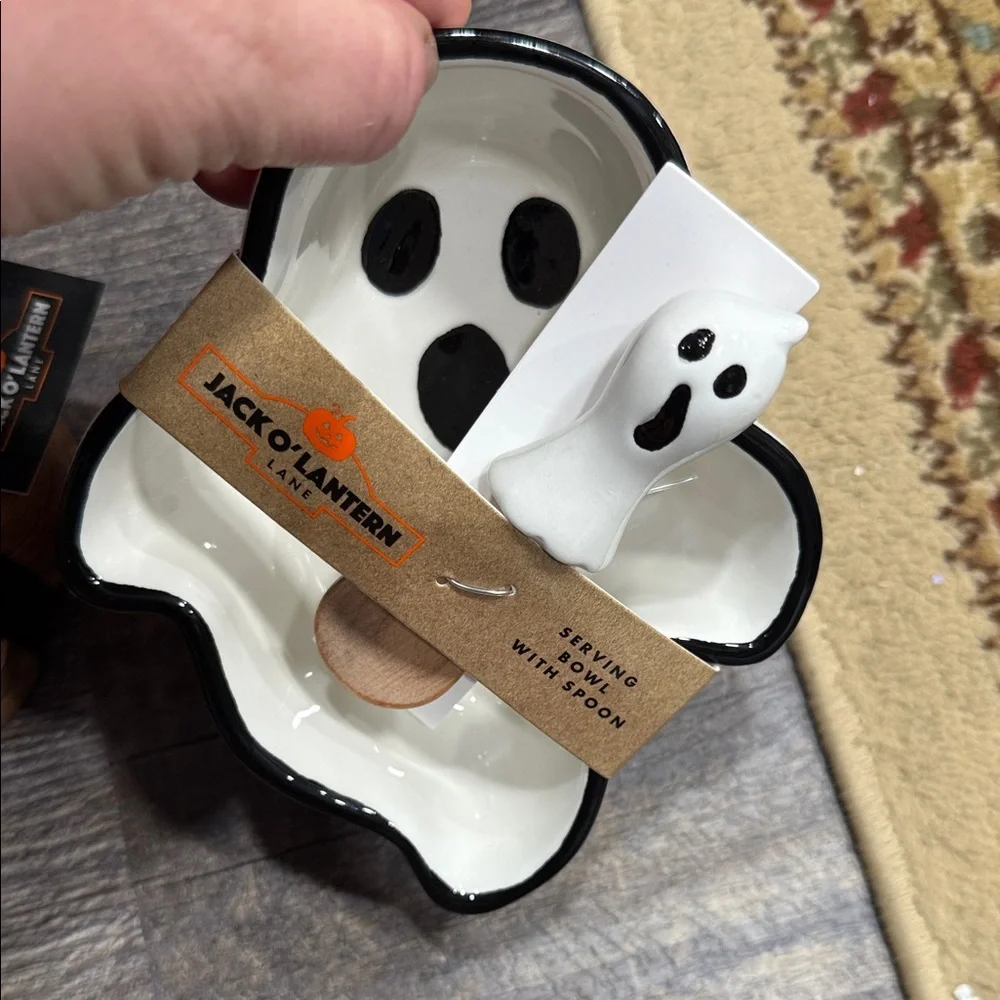 Ghost Serving Bowl with Spoon - White and Black and 4 cup holder